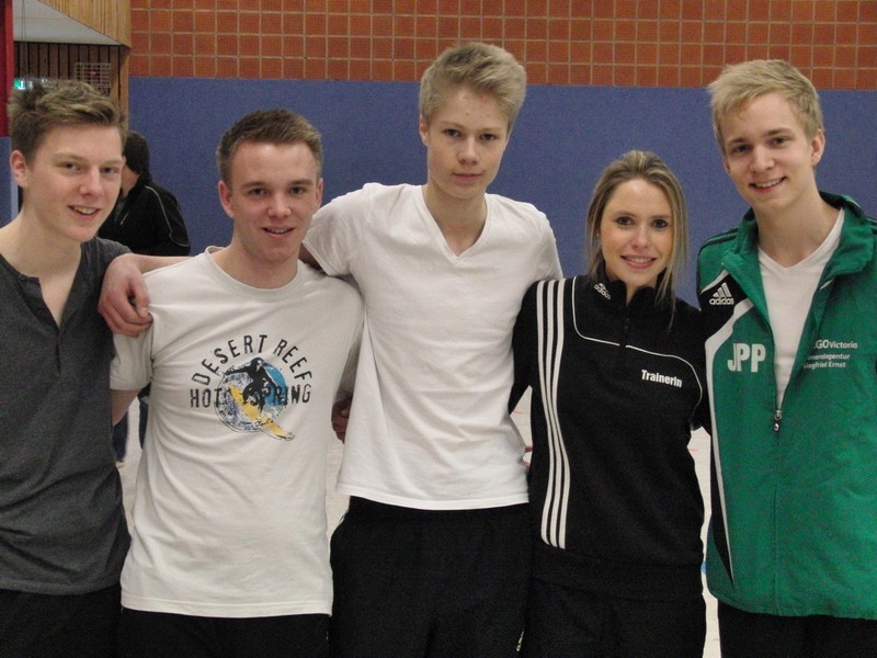 Marvin Meyer (2. von links), gemeinsam mit den Bardowicker Jugendtrainern Maxim Kühne, Max Lüttchens,  Janine Schlichting und Jan-Peter Preuß