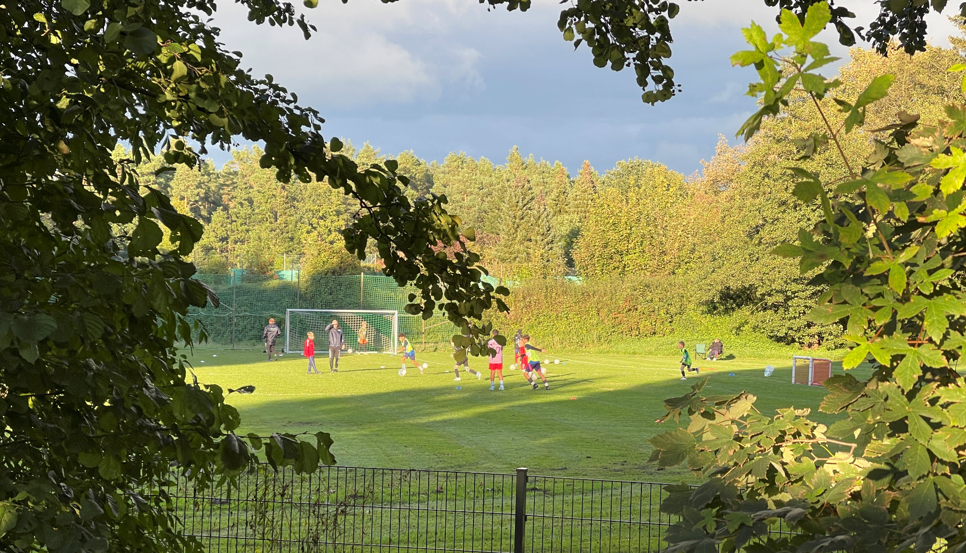 Jugendfußball-Training im Herbst